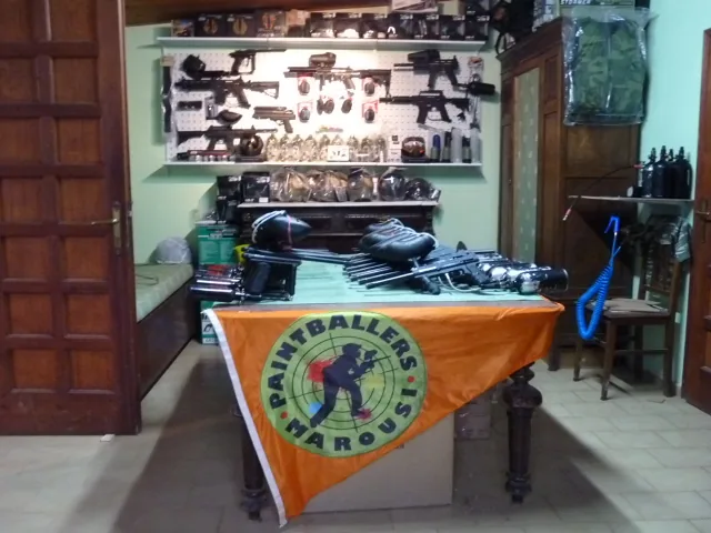 Ο εξοπλισμός και η σημαία των Paintballers