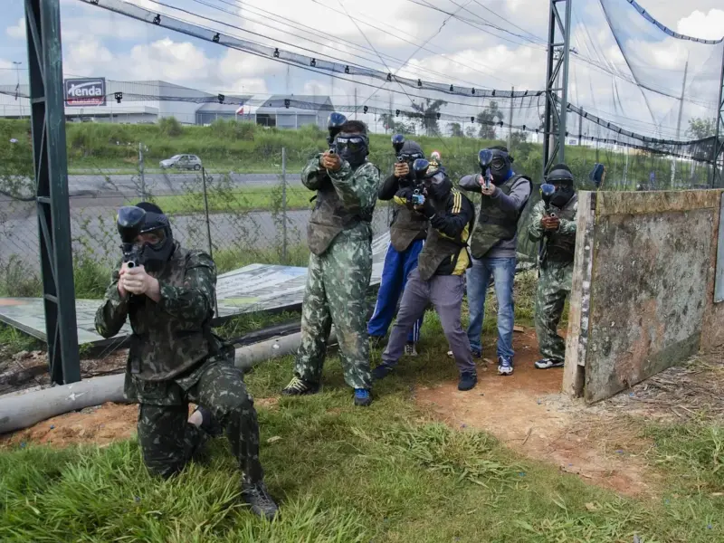 Ομάδα παικτών paintball σε πίστα
