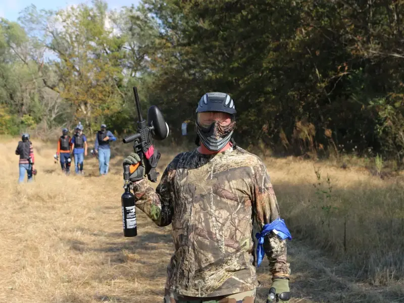 Παίκτης paintball με παραλλαγή στο δάσος